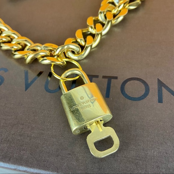 Louis Vuitton lock and key gold choker chain necklace - Picture 4 of 5